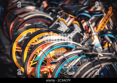 Teilen Sie E-Bikes auf dem Bürgersteig, Hangzhou, China geparkt Stockfoto