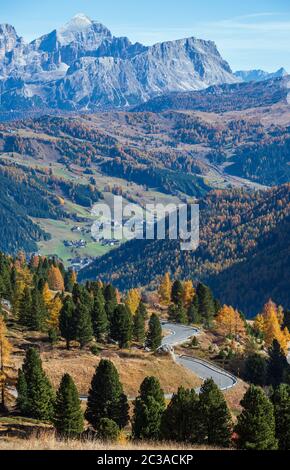 Herbst Alpine Dolomiten Felsenbergkulisse, Sudtirol, Italien. Ruhige Aussicht in der Nähe von Gardena Pass. Stockfoto