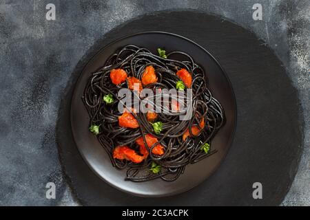 Tintenfisch schwarze Spaghetti mit Tomaten, Ansicht von oben Stockfoto