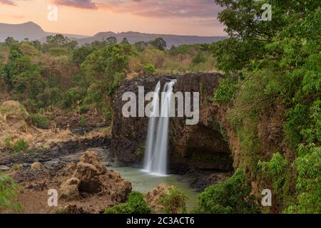 Sonnenuntergang am Blauen Nil Wasserfall in der trockenen Jahreszeit mit geringer Wasserströmung in der Nähe von Bahir Dar und Lake Tana. Natur und Reiseziel. Amhara Region in Äthiopien, EIN Stockfoto