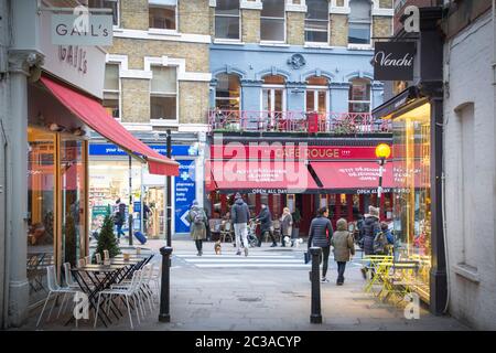 LONDON - Hampstead Village High Street, ein wohlhabender städtischer Ort im Nordwesten Londons Stockfoto
