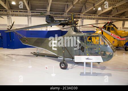 Sikorsky R-4B Hoverfly Helicopter, ausgestellt im RAF Royal Air Force Museum in Hendon, London, Großbritannien. (117) Stockfoto