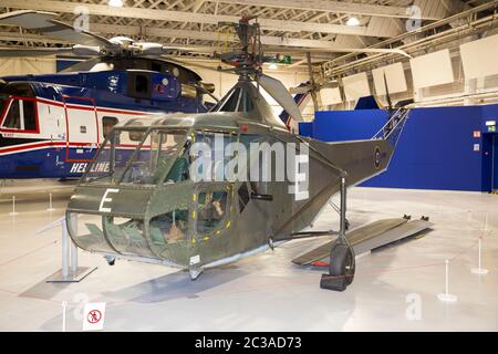 Sikorsky R-4B Hoverfly Helicopter, ausgestellt im RAF Royal Air Force Museum in Hendon, London, Großbritannien. (117) Stockfoto