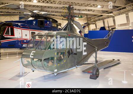 Sikorsky R-4B Hoverfly Helicopter, ausgestellt im RAF Royal Air Force Museum in Hendon, London, Großbritannien. (117) Stockfoto