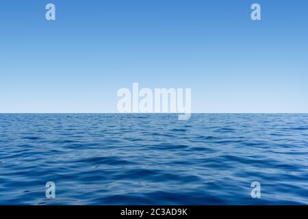 Blauer Blick auf das Meer und klarer Horizont. Reise- und Umweltkonzept. Stockfoto