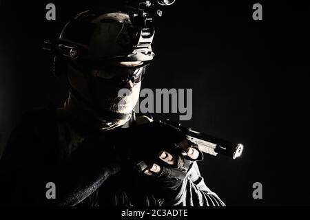 Armee-Terrorismusbekämpfung-Trupp, Polizei-SWAT-Team-Kämpfer versteckt Identität hinter Maske und Brille, trägt Helm mit Nachtsichtgerät, kriecht in d Stockfoto