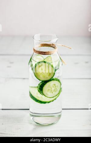 Infusion mit in Scheiben geschnittenen Gurken im Glas Flasche Stockfoto