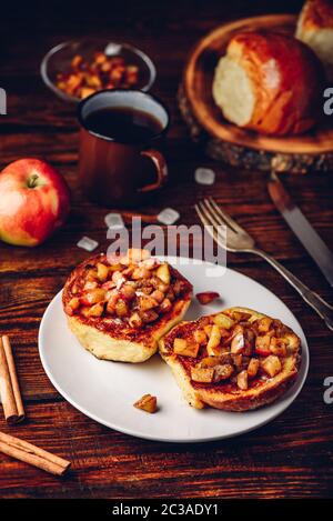French Toast mit karamellisiertem Apfel mit Zimt Stockfoto