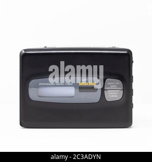 Klassischer Audio-Player. Altmodischer tragbarer Kassettenspieler, Kultobjekt, Ikone und Symbol der 80er und 90er Jahre. Isoliert auf weißem Hintergrund. Stockfoto