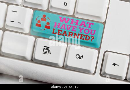 Schreiben Sie eine Notiz, die zeigt, was Sie gelernt haben Frage. Geschäftskonzept für die Dinge zu wissen, erwerben oder absorbieren Stockfoto