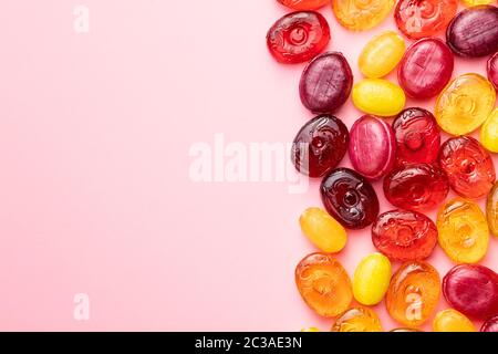 Süße bunte Bonbons auf rosa Hintergrund. Stockfoto