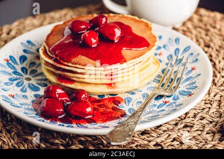 Stapel Pfannkuchen mit carneol Kirsche Konfitüre auf weiße Platte mit verzierten Stockfoto