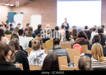 Business &amp; Entrepreneurship Symposium. Sprecherin, einen Vortrag bei Geschäftstreffen. Publikum im Konferenzsaal. Rückansicht des unbekannten Teil Stockfoto