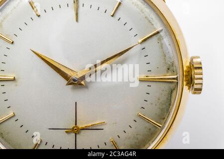 Eine alte mechanische Armbanduhr aus Gold mit Handaufzug. Antike Uhr ruiniert durch die Zeit, mit Kratzern und Mehltau Flecken, Rost, Oxidation. Vintage-Uhr. Stockfoto