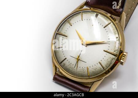 Eine alte mechanische Armbanduhr aus Gold mit Handaufzug. Antike Uhr ruiniert durch die Zeit, mit Kratzern und Mehltau Flecken, Rost, Oxidation. Lederriemen Stockfoto