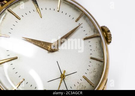 Eine alte mechanische Armbanduhr aus Gold mit Handaufzug. Antike Uhr ruiniert durch die Zeit, mit Kratzern und Mehltau Flecken, Rost, Oxidation. Vintage-Uhr. Stockfoto