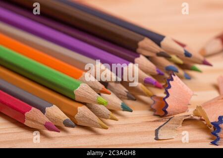 Bunte Holzbleistifte mit schärfen Späne auf Holztisch Stockfoto