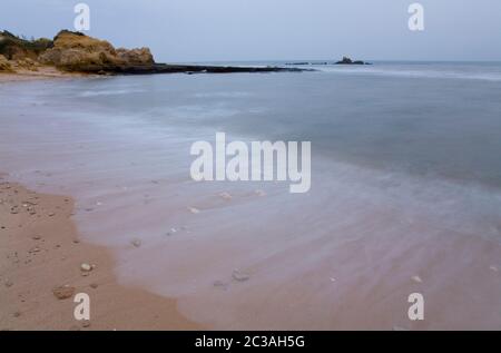 Der berühmte Strand von Olhos de Agua in Albufeira. Lange Exposition, Algarve, Portugal. Stockfoto