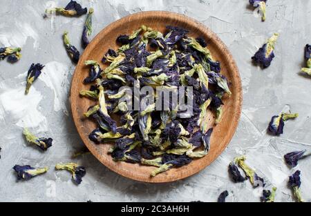 Getrocknete blue butterfly pea Blumen auf eine Platte, Ansicht von oben Stockfoto