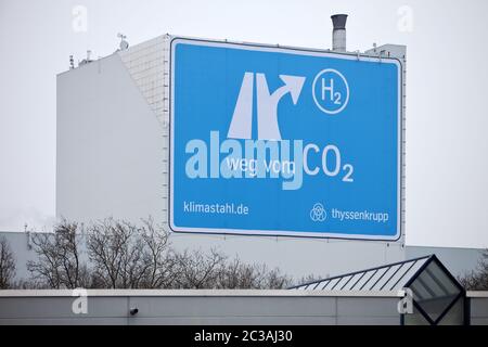 Großes Plakat nahe der AUTOBAHN A 40, Klimastahl im Werk ThyssenKrupp Steel Europe, Bochum Stockfoto