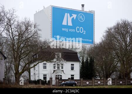 Großes Plakat nahe der AUTOBAHN A 40, Klimastahl im Werk ThyssenKrupp Steel Europe, Bochum Stockfoto