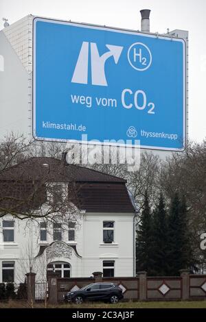 Großes Plakat nahe der AUTOBAHN A 40, Klimastahl im Werk ThyssenKrupp Steel Europe, Bochum Stockfoto