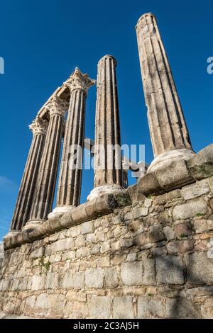 Architektonische Details des römischen Tempels von Evora in Portugal oder des Tempels von Diana. Es ist ein UNESCO-Weltkulturerbe. Stockfoto