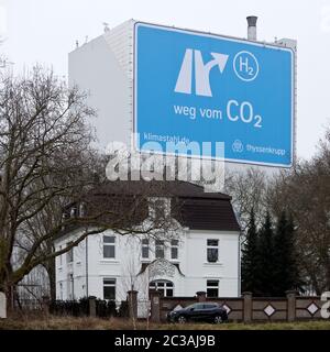 Großes Plakat nahe der AUTOBAHN A 40, Klimastahl im Werk ThyssenKrupp Steel Europe, Bochum Stockfoto