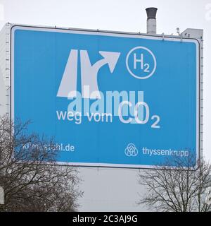 Großes Plakat nahe der AUTOBAHN A 40, Klimastahl im Werk ThyssenKrupp Steel Europe, Bochum Stockfoto