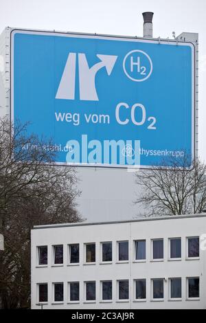 Großes Plakat nahe der AUTOBAHN A 40, Klimastahl im Werk ThyssenKrupp Steel Europe, Bochum Stockfoto