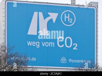 Großes Plakat nahe der AUTOBAHN A 40, Klimastahl im Werk ThyssenKrupp Steel Europe, Bochum Stockfoto