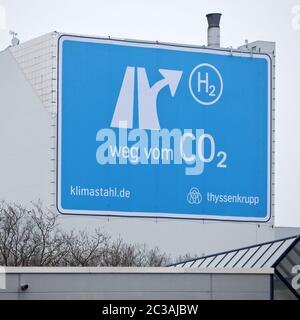 Großes Plakat nahe der AUTOBAHN A 40, Klimastahl im Werk ThyssenKrupp Steel Europe, Bochum Stockfoto