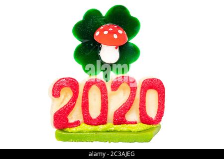 Marzipan süsse isoliert. Nahaufnahme einer Marzipan mit dem Jahr 2020 und die Symbole des Glücks, Lucky Kleeblatt mit einem Pilz auf einem weißen b isoliert Stockfoto