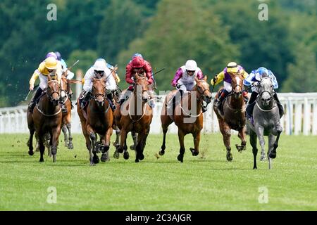 Silvestre De Sousa Reiten Kunst Power (R, blau/weiß) Gewinnen Sie den Palast von Holyroodhouse Handicap Einsätze während des vierten Tages von Royal Ascot auf der Rennbahn Ascot. Stockfoto