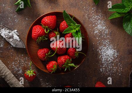 Leckere knusprige Törtchen mit frischer Waldbeermarmelade und Minze Stockfoto