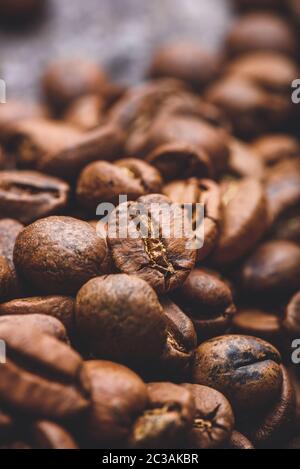 Hintergrund von frisch gerösteten Kaffeebohnen. Selektiver Fokus Stockfoto