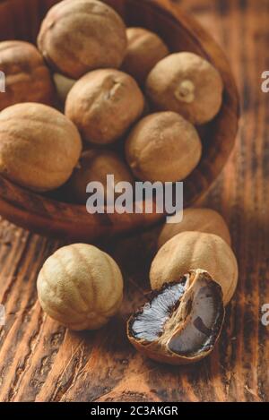 Getrockneten Limetten auf hölzernen Tisch. Ganze und Zerkleinert Obst Stockfoto