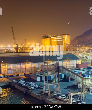 Parkplatz für Lastwagen im Hafen von Barcelona Stockfoto