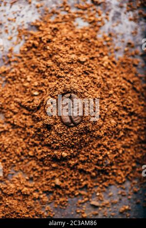 Frisch gerösteten Kaffee Bohne legt auf Haufen gemahlenen Kaffee Stockfoto