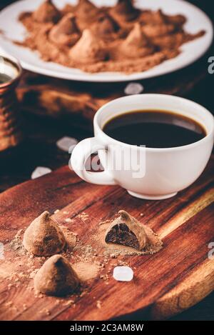 Hausgemachte Schokolade Trüffel umhüllt mit Kakao Pulver mit schwarzen Kaffee Stockfoto