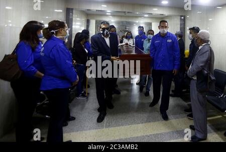 Valencia, Carabobo, Venezuela. Juni 2020. Juni 17, 2020. Valencia, Carabobo. Unter Kollegen Journalisten der Sarg der. In der Beerdigung des Journalisten Alfredo Fermin mit mehr als 40 Jahren journalistischer Arbeit, mit einem Doktortitel ''Honoris Causa'' von der Universität Carabobo verliehen. Foto: Juan Carlos Hernandez Kredit: Juan Carlos Hernandez/ZUMA Wire/Alamy Live News Stockfoto