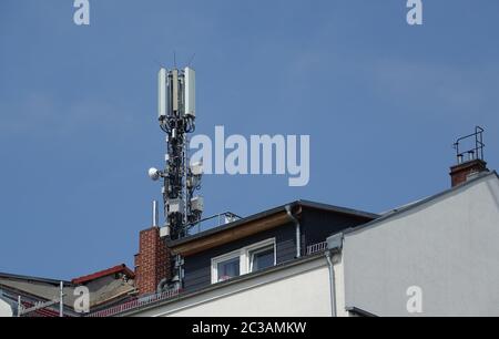 Berlin, Deutschland. Juni 2020. Auf dem Dach eines Mehrfamilienhauses ist eine Handyantenne montiert. Quelle: Alexandra Schuler/dpa/Alamy Live News Stockfoto