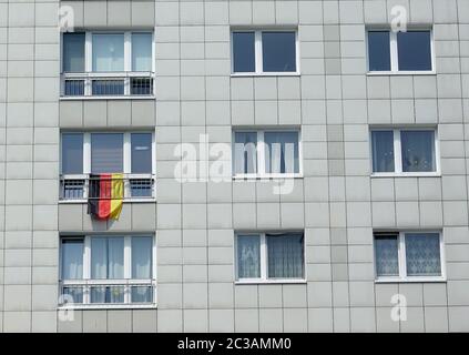 Berlin, Deutschland. Juni 2020. An einem Fenster eines Wohnhauses hängt eine deutsche Flagge. Quelle: Alexandra Schuler/dpa/Alamy Live News Stockfoto