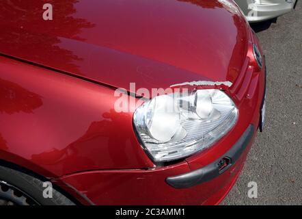 Berlin, Deutschland. Juni 2020. Lackschäden über der Scheinwerferlampe eines Autos. Quelle: Alexandra Schuler/dpa/Alamy Live News Stockfoto