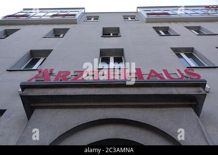 Berlin, Deutschland. Juni 2020. Der Schriftzug "Ärztehaus" ist auf der façade des medizinischen Zentrums Friedrichshain zu lesen. Quelle: Alexandra Schuler/dpa/Alamy Live News Stockfoto