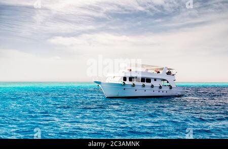 Weißes Kreuzfahrt-Touristenboot im Roten Meer in Ägypten Stockfoto