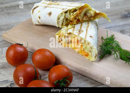 Stücke geschnittenen dünn armenische Fladenbrot oder Lavash gewickelt, Tomaten, Käse oder Quark, Hühnerfleisch, Tomaten und Kräuter - Dill, Zwiebel, Petersilie Stockfoto