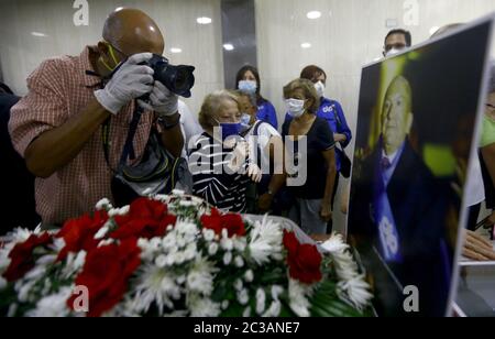 Valencia, Carabobo, Venezuela. Juni 2020. Juni 17, 2020. Valencia, Carabobo die Fotojournalistin Jcinto Oliveros tke Bild vor dem Sarg des Journalisten Alfredo Fermin mit mehr als 40 Jahren journalistischer Arbeit, mit einem Doktortitel ''Honoris Causa'' von der Universität von Carabobo verliehen. Foto: Juan Carlos Hernandez Kredit: Juan Carlos Hernandez/ZUMA Wire/Alamy Live News Stockfoto