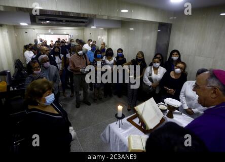 Valencia, Carabobo, Venezuela. Juni 2020. Juni 17, 2020. Valencia, Carabobo. Monsignore Reinldo Delprette (R) überreichte der Post-mortem Masse des Journalisten Alfredo Fermin mit mehr als 40 Jahren journalistischer Arbeit, mit einem Doktortitel ''Honoris Causa''', der von der Universität von Carabobo verliehen wurde. Foto: Juan Carlos Hernandez Kredit: Juan Carlos Hernandez/ZUMA Wire/Alamy Live News Stockfoto