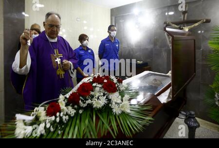 Valencia, Carabobo, Venezuela. Juni 2020. Juni 17, 2020. Valencia, Carabobo. Monsignore Reinldo Delprette (R) überreichte der Post-mortem Masse des Journalisten Alfredo Fermin mit mehr als 40 Jahren journalistischer Arbeit, mit einem Doktortitel ''Honoris Causa''', der von der Universität von Carabobo verliehen wurde. Foto: Juan Carlos Hernandez Kredit: Juan Carlos Hernandez/ZUMA Wire/Alamy Live News Stockfoto